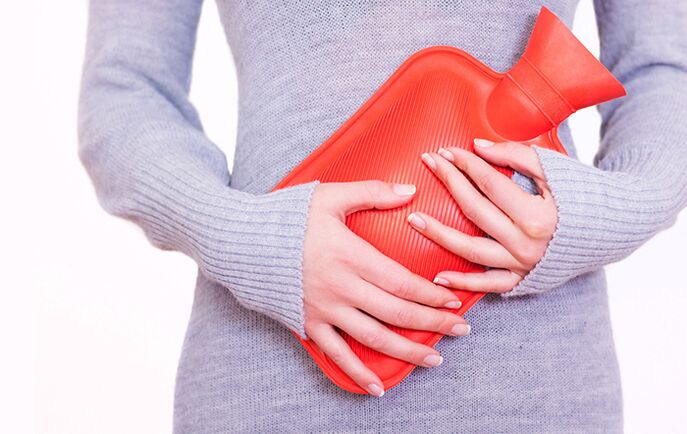 L'applicazione di una piastra elettrica sullo stomaco aiuta una donna ad alleviare i sintomi della cistite.